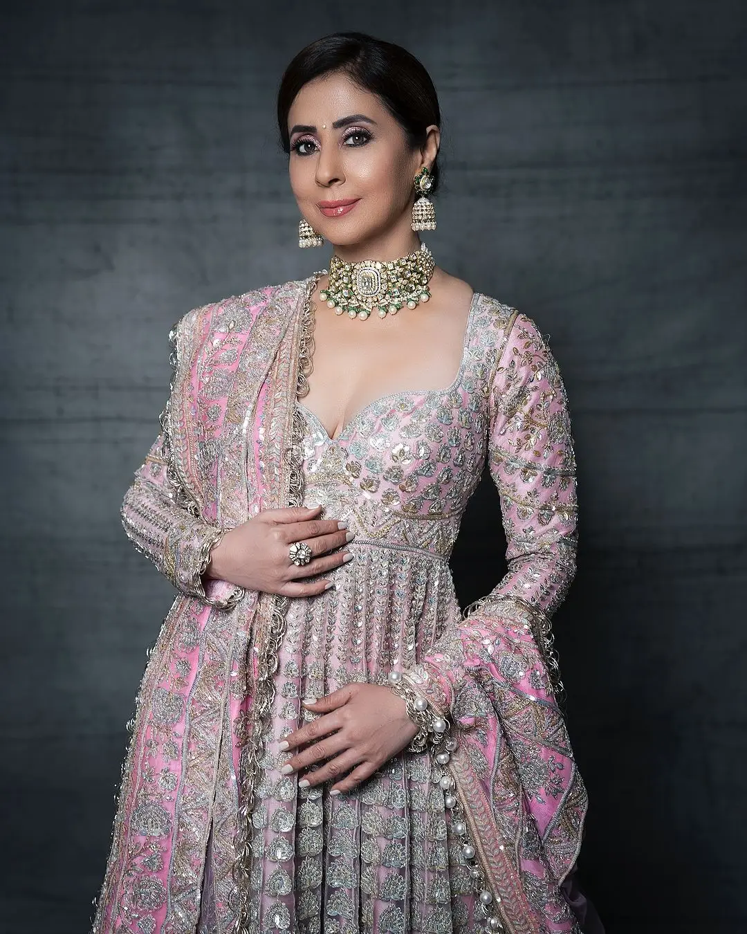 BOLLYWOOD ACTRESS URMILA MATONDKAR BEAUTIFUL JEWELLERY PINK GOWN